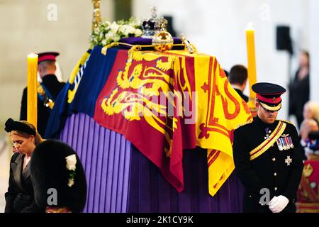 (De gauche à droite) la princesse Beatrice, le prince de Galles, le duc de Sussex, et Peter Phillips tiennent une veillée à côté du cercueil de leur grand-mère, la reine Elizabeth II, qui se trouve sur la catafalque à Westminster Hall, au Palais de Westminster, à Londres. Date de la photo: Samedi 17 septembre 2022. Banque D'Images