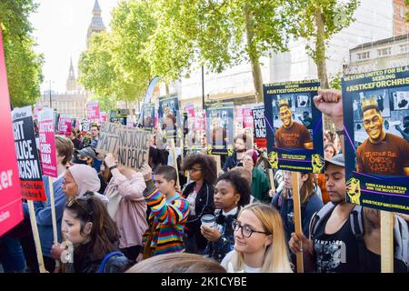 Londres, Royaume-Uni. 17th septembre 2022. Des manifestants se sont rassemblés devant New Scotland Yard pour réclamer justice à Chris Kaba, qui a été tué par balle par la police alors qu'il n'était pas armé. Credit: Vuk Valcic/Alamy Live News Banque D'Images