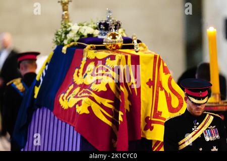 (De gauche à droite) le prince de Galles et le duc de Sussex tiennent une veillée à côté du cercueil de leur grand-mère, la reine Elizabeth II, comme il est en état sur la catafalque à Westminster Hall, au Palais de Westminster, à Londres. Date de la photo: Samedi 17 septembre 2022. Banque D'Images