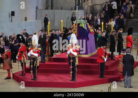 Les petits-enfants de la reine Elizabeth II (dans le sens des aiguilles d'une montre à partir du centre) le prince de Galles, Peter Phillips, James, le vicomte Severn, la princesse Eugénie, Le duc de Sussex, la princesse Beatrice, Lady Louise Windsor et Zara Tindall tiennent une veillée à côté du cercueil de leur grand-mère, qui est en état sur la catafalque à Westminster Hall, au Palais de Westminster, à Londres. Date de la photo: Samedi 17 septembre 2022. Banque D'Images