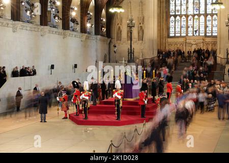 Les petits-enfants de la reine Elizabeth II (dans le sens des aiguilles d'une montre à partir du centre) le prince de Galles, Peter Phillips, James, le vicomte Severn, la princesse Eugénie, Le duc de Sussex, la princesse Beatrice, Lady Louise Windsor et Zara Tindall tiennent une veillée à côté du cercueil de leur grand-mère, qui est en état sur la catafalque à Westminster Hall, au Palais de Westminster, à Londres. Date de la photo: Samedi 17 septembre 2022. Banque D'Images