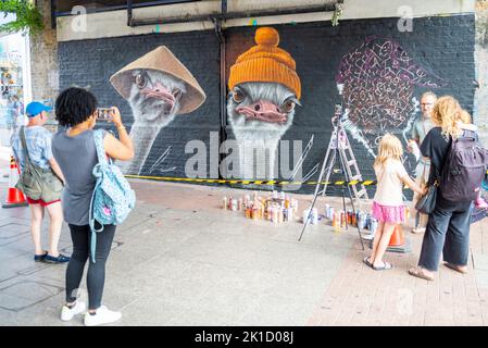 Southend City Jam. Artistes de rue affichant leurs compétences dans 60 endroits autour du centre-ville. Public parlant à l'artiste WOSKerski Banque D'Images