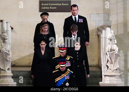 (De gauche à droite) Zara Tindall, Lady Louise, la princesse Beatrice, le prince de Galles, le duc de Sussex, la princesse Eugénie, le vicomte Severn et Peter Phillips tiennent une veillée à côté du cercueil de leur grand-mère, la reine Elizabeth II, qui se trouve dans l'état sur la catafalque à Westminster Hall, Au Palais de Westminster, Londres. Date de la photo: Samedi 17 septembre 2022. Banque D'Images