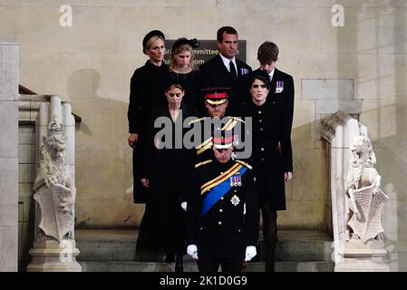 (De gauche à droite) Zara Tindall, Lady Louise, la princesse Beatrice, le prince de Galles, le duc de Sussex, la princesse Eugénie, le vicomte Severn et Peter Phillips tiennent une veillée à côté du cercueil de leur grand-mère, la reine Elizabeth II, qui se trouve dans l'état sur la catafalque à Westminster Hall, Au Palais de Westminster, Londres. Date de la photo: Samedi 17 septembre 2022. Banque D'Images