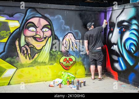 Southend City Jam. Artistes de rue affichant leurs compétences dans 60 endroits autour du centre-ville. Peinture d'artiste masculine sur palissade. Sorcière Banque D'Images