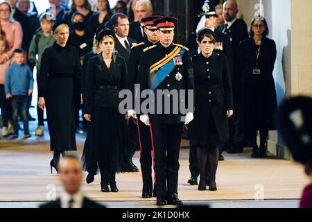 (De gauche à droite) Zara Tindall, Lady Louise, la princesse Beatrice, le prince de Galles, le duc de Sussex, la princesse Eugénie, le vicomte Severn et Peter Phillips tiennent une veillée à côté du cercueil de leur grand-mère, la reine Elizabeth II, qui se trouve dans l'état sur la catafalque à Westminster Hall, Au Palais de Westminster, Londres. Date de la photo: Samedi 17 septembre 2022. Banque D'Images