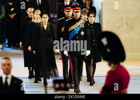 (De gauche à droite) Zara Tindall, Lady Louise, la princesse Beatrice, le prince de Galles, le duc de Sussex, la princesse Eugénie, le vicomte Severn et Peter Phillips tiennent une veillée à côté du cercueil de leur grand-mère, la reine Elizabeth II, qui se trouve dans l'état sur la catafalque à Westminster Hall, Au Palais de Westminster, Londres. Date de la photo: Samedi 17 septembre 2022. Banque D'Images