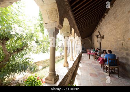 Cloître de l'ancienne cathédrale de San Vicente, Roda de Isábena, Vallée d'Isábena, Huesca, Espagne. Banque D'Images