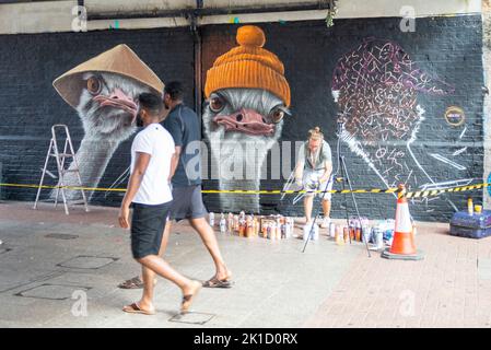 Southend City Jam. Artistes de rue affichant leurs compétences dans 60 endroits autour du centre-ville. Personnes passant l'artiste WOSKerski au travail. Banque D'Images