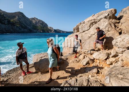 Promenade en famille vers la plage de Coll Baix, Alcudia, Majorque, Iles Baléares, Espagne. Banque D'Images