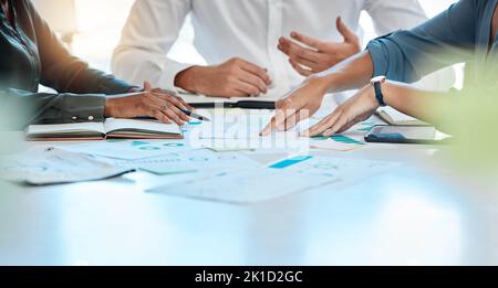 Réunion financière, infographie et rapprochement des employés et de l'équipe en charge de l'analyse statistique à l'aide de documents et de graphiques. Consultation des comptables sur Banque D'Images