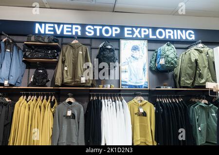 Exposition de vêtements North face dans un magasin extérieur. Banque D'Images