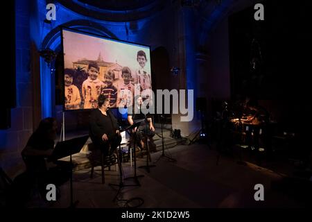 LAVORS DE FONOLL, Natàlia Tascón (veu i cançó), Carles Seguí (guitares) i. Miquel Àngel Adrover (veu i glosa) Consolació, Sant Joan, Majorque. Banque D'Images