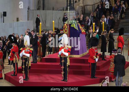 Les petits-enfants de la reine Elizabeth II (dans le sens des aiguilles d'une montre à partir du centre) le prince de Galles, Peter Phillips, James, le vicomte Severn, la princesse Eugénie, Le duc de Sussex, la princesse Beatrice, Lady Louise Windsor et Zara Tindall tiennent une veillée à côté du cercueil de leur grand-mère, qui est en état sur la catafalque à Westminster Hall, au Palais de Westminster, à Londres. Date de la photo: Samedi 17 septembre 2022. Banque D'Images