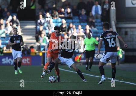 Londres, Royaume-Uni. 17th septembre 2022. Billy Mitchell de Millwall sur le ballon lors du match de championnat EFL Sky Bet entre Millwall et Blackpool à la Den, Londres, Angleterre, le 17 septembre 2022. Photo de Joshua Smith. Utilisation éditoriale uniquement, licence requise pour une utilisation commerciale. Aucune utilisation dans les Paris, les jeux ou les publications d'un seul club/ligue/joueur. Crédit : UK Sports pics Ltd/Alay Live News Banque D'Images