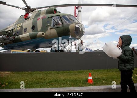 Moscou, Russie. 17th septembre 2022. Vue sur l'hélicoptère militaire multi-usage soviétique mi-8 est vu près d'un pavillon dans le Centre d'exposition de toute la Russie (VDNH) à Moscou, en Russie Banque D'Images