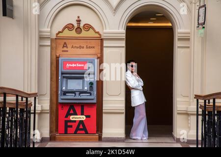 Moscou, Russie. 17th septembre 2022. ATM et terminal de la banque Alfa est vu dans le centre commercial DE GUM dans le centre de Moscou, Russie Banque D'Images