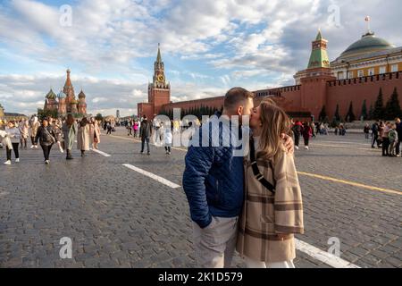 Moscou, Russie. 17th septembre 2022. Les gens marchent sur la place Rouge, sur le fond de la cathédrale Saint-Basile et du Kremlin dans le centre de Moscou, un jour d'automne ensoleillé, la Russie Banque D'Images