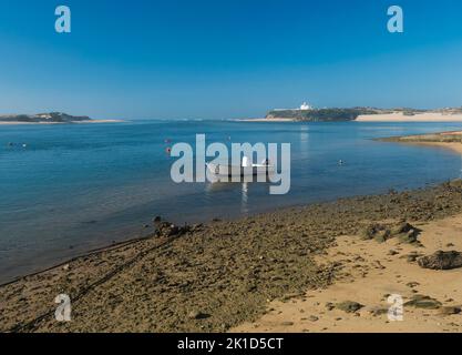 Vue idyllique de l'embouchure de la rivière Mira qui coule dans l'océan Atlantique avec un petit bateau de pêche ancré. Vila Nova de Milfontes, Vicentine Coast Natu Banque D'Images