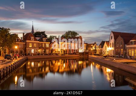 Village hollandais de Spaarndam au crépuscule, vue sur les maisons historiques le long de la sluice Banque D'Images