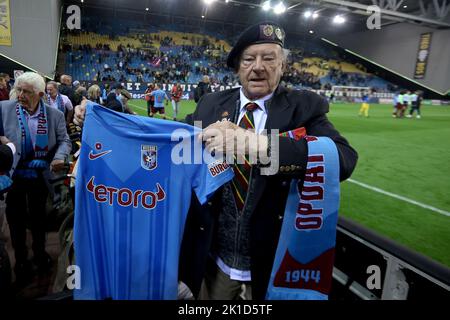 ARNHEM - vétéran aéroporté après le match hollandais entre vitesse et FC Volendam au Gelredome sur 17 septembre 2022 à Arnhem, aux pays-Bas. PNA JEROEN PUTMANS Banque D'Images