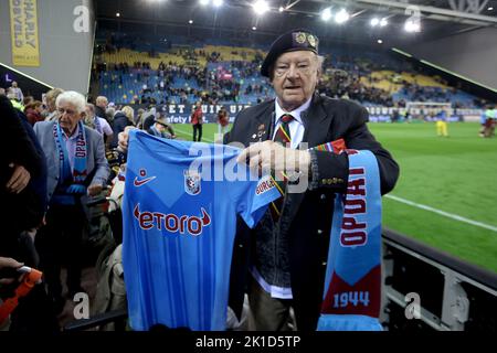 ARNHEM - vétéran aéroporté après le match hollandais entre vitesse et FC Volendam au Gelredome sur 17 septembre 2022 à Arnhem, aux pays-Bas. PNA JEROEN PUTMANS Banque D'Images