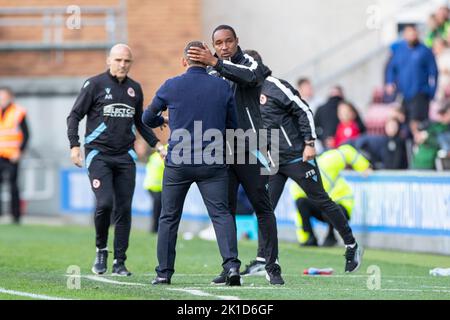 manager de Reading FC Paul Ince entre la main avec le Manager de Wigan Athletic Liam Richardson après le match du championnat Sky Bet entre Wigan Athletic et Reading au DW Stadium, Wigan, le samedi 17th septembre 2022. (Crédit : Mike Morese | MI News) lors du match de championnat Sky Bet entre Wigan Athletic et Reading au DW Stadium, Wigan, le samedi 17th septembre 2022. Crédit : MI News & Sport /Alay Live News Banque D'Images