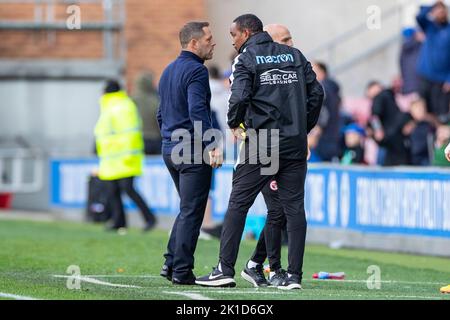 manager de Reading FC Paul Ince en conversation avec le Manager de Wigan Athletic Liam Richardson après le match du championnat Sky Bet entre Wigan Athletic et Reading au DW Stadium, Wigan, le samedi 17th septembre 2022. (Crédit : Mike Morese | MI News) lors du match de championnat Sky Bet entre Wigan Athletic et Reading au DW Stadium, Wigan, le samedi 17th septembre 2022. Crédit : MI News & Sport /Alay Live News Banque D'Images