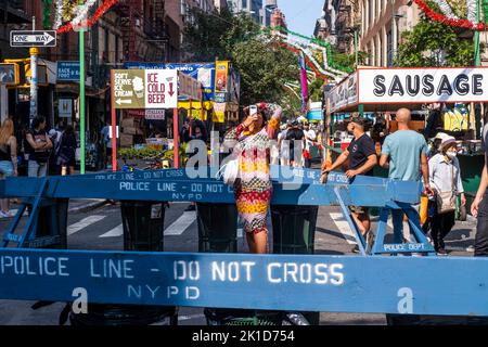 New York, New York, États-Unis. 16th septembre 2022. La fête célèbre la lfe de San Gennaro de Naples qui était évêque de Benevento Italie. Il a été martyr en 305AD et est le Saint patron de Naples. La foire elle-même est bondée de gens mangeant des saucisses, des cannolis et des pizzas ainsi que de nombreuses autres spécialités italiennes les arômes qui imprègnent l'air à New York Little Italy. Des manèges pour enfants et des jeux de hasard le long de la route à plusieurs pâtés de maisons de Mulberry St. (Image de crédit : © Milo Hess/ZUMA Press Wire) Banque D'Images