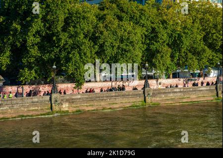 Londres, Royaume-Uni. 17th septembre 2022. Faites la queue pour le Westminster Hall pour rendre hommage au cercueil de la reine Elizabeth II Credit: JOHNNY ARMSTEAD/Alamy Live News Banque D'Images