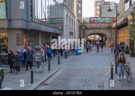 Londres, Royaume-Uni. 17th septembre 2022. Des milliers de personnes continuent d’attendre en file d’attente au pont Tower pour avoir l’occasion de voir le cercueil de la reine Elizabeth à Westminster Hall et de rendre hommage. Penelope Barritt/Alamy Live News Banque D'Images