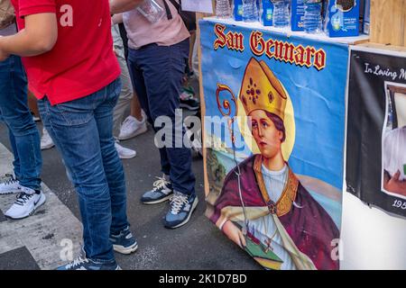 New York, New York, États-Unis. 16th septembre 2022. La fête célèbre la lfe de San Gennaro de Naples qui était évêque de Benevento Italie. Il a été martyr en 305AD et est le Saint patron de Naples. La foire elle-même est bondée de gens mangeant des saucisses, des cannolis et des pizzas ainsi que de nombreuses autres spécialités italiennes les arômes qui imprègnent l'air à New York Little Italy. Des manèges pour enfants et des jeux de hasard le long de la route à plusieurs pâtés de maisons de Mulberry St. (Image de crédit : © Milo Hess/ZUMA Press Wire) Banque D'Images