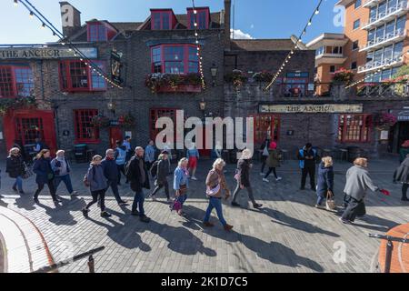 Londres, Royaume-Uni. 17th septembre 2022. Des milliers de personnes continuent d’attendre en file d’attente au pont Tower pour avoir l’occasion de voir le cercueil de la reine Elizabeth à Westminster Hall et de rendre hommage. Penelope Barritt/Alamy Live News Banque D'Images