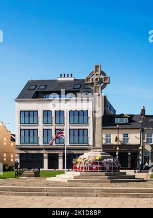 Drapeau britannique ou de l'Union volant en Berne à côté du monument commémoratif de guerre de Seaham après la mort de la reine Elizabeth II, Co. Durham, Angleterre Royaume-Uni 17-9-2022 Banque D'Images