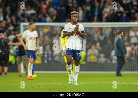 Tottenham, Londres, Royaume-Uni. 17th septembre 2022. Premier League football, Tottenham Hotspur versus Leicester City; Ryan Sessegnon de Tottenham Hotspur remerciant les fans Credit: Action plus Sports/Alay Live News Banque D'Images