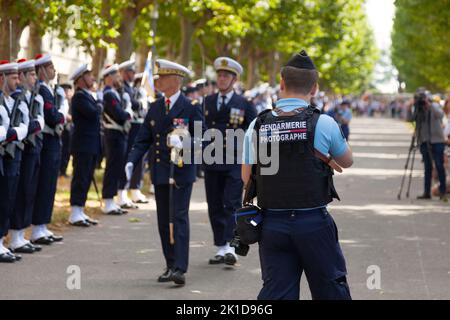 Brest, France - 14 juillet 2022 : photographe de la Gendarmerie prenant des photos pour documenter le défilé de la Bastille. Banque D'Images