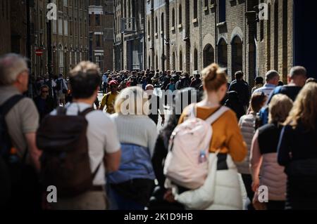 Londres, Royaume-Uni. 17th septembre 2022. De nombreuses personnes se trouvent dans une longue file d'attente dans le district de Bermondsey entre le début de la file d'attente dans le parc Southwark et le Westminster Hall pour dire Au revoir au cercueil de la reine Élisabeth II La reine Elizabeth II de Grande-Bretagne est décédée le 08 septembre 2022, à l'âge de 96 ans. Le cercueil avec la Reine est mis en place pendant quatre jours au Palais de Westminster (Parlement). Credit: Christian Charisius/dpa/Alay Live News Banque D'Images