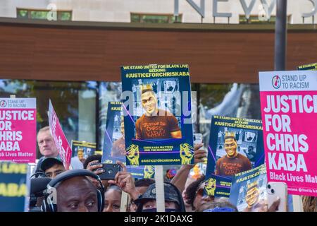 Londres, Royaume-Uni. 17th septembre 2022. Des manifestants se sont rassemblés devant New Scotland Yard pour réclamer justice à Chris Kaba, qui a été tué par balle par la police alors qu'il n'était pas armé. Banque D'Images