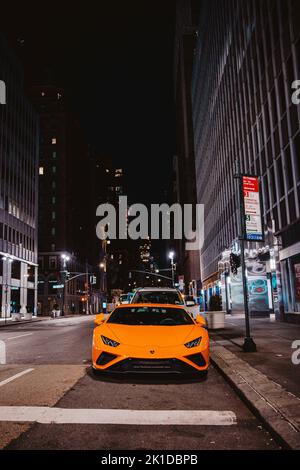 Vue sur une voiture de luxe orange Lamborghini garée dans une rue Banque D'Images