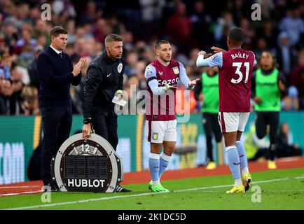 Leon Bailey (à droite) d'Aston Villa est remplacé par Emiliano Buendia lors du match de la Premier League à Villa Park, Birmingham. Date de la photo: Vendredi 16 septembre 2022. Banque D'Images