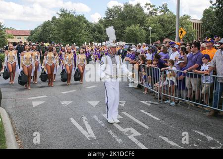 17 septembre 2022 : le groupe LSU descend la colline de la victoire avant l'action du match de football de la NCAA entre les St. Bulldogs du Mississippi et les Tigres de la LSU au stade du tigre à Baton Rouge, EN LOUISIANE. Jonathan Mailhes/CSM Banque D'Images