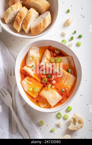 Hareng frais et délicieux mariné avec sauce tomate et ciboulette dans un bol blanc. Banque D'Images