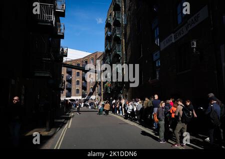 Londres, Royaume-Uni. 17th septembre 2022. De nombreuses personnes se trouvent dans une longue file d'attente dans le district de Bermondsey entre le début de la file d'attente dans le parc Southwark et le Westminster Hall pour dire Au revoir au cercueil de la reine Élisabeth II La reine Elizabeth II de Grande-Bretagne est décédée le 8 septembre 2022, à l'âge de 96 ans. Le cercueil avec la reine est mis en place pendant quatre jours au Palais de Westminster (Parlement). Pour le 19 septembre, un acte d'état est prévu à l'abbaye de Westminster avec environ 2000 invités et les funérailles au château de Windsor avec Londres. Credit: Christian Charisius/dpa/Alay Live News Banque D'Images