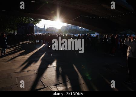 Londres, Royaume-Uni. 17th septembre 2022. De nombreuses personnes se tiennent dans une longue file d'attente à la Tamise sous le pont du Jubilé d'or près de Westminster Hall pour dire Au revoir au cercueil de la reine Élisabeth II La reine Elizabeth II de Grande-Bretagne est décédée le 8 septembre 2022, à l'âge de 96 ans. Le cercueil avec la reine est mis en place pendant quatre jours au Palais de Westminster (Parlement). Pour le 19 septembre, un acte d'état est prévu à l'abbaye de Westminster avec environ 2000 invités et les funérailles au château de Windsor avec Londres. Credit: Christian Charisius/dpa/Alay Live News Banque D'Images