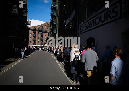 Londres, Royaume-Uni. 17th septembre 2022. De nombreuses personnes se trouvent dans une longue file d'attente dans le district de Bermondsey entre le début de la file d'attente dans le parc Southwark et le Westminster Hall pour dire Au revoir au cercueil de la reine Élisabeth II La reine Elizabeth II de Grande-Bretagne est décédée le 8 septembre 2022, à l'âge de 96 ans. Le cercueil avec la reine est mis en place pendant quatre jours au Palais de Westminster (Parlement). Pour le 19 septembre, un acte d'état est prévu à l'abbaye de Westminster avec environ 2000 invités et les funérailles au château de Windsor avec Londres. Credit: Christian Charisius/dpa/Alay Live News Banque D'Images