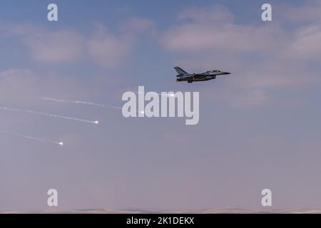 Un faucon jordanien F-16 déploie des fusées éclairantes pendant l'exercice Eager Lion en Jordanie, le 14 septembre 2022. Eager Lion 22 est un exercice multilatéral organisé par le Royaume hachémite de Jordanie, destiné à échanger des compétences militaires et à améliorer l'interopérabilité entre les pays partenaires. (É.-U. Photo de l'armée par le Sgt. Anthony Prater) Banque D'Images