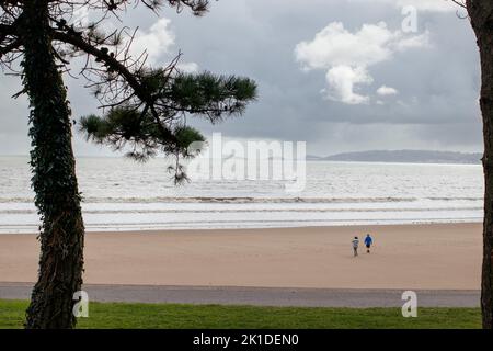 Vue depuis la plage de Swansea vers les Mumbles en fin d'après-midi début septembre. Banque D'Images