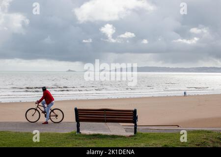 Vue depuis la plage de Swansea vers les Mumbles en fin d'après-midi début septembre. Banque D'Images