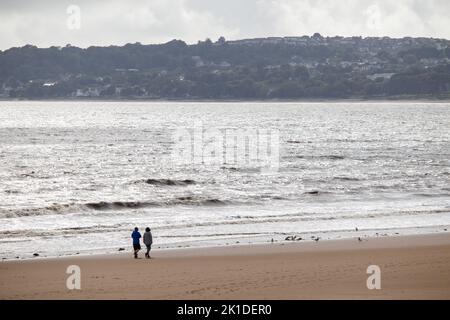 Vue depuis la plage de Swansea vers les Mumbles en fin d'après-midi début septembre. Banque D'Images