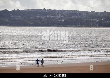 Vue depuis la plage de Swansea vers les Mumbles en fin d'après-midi début septembre. Banque D'Images